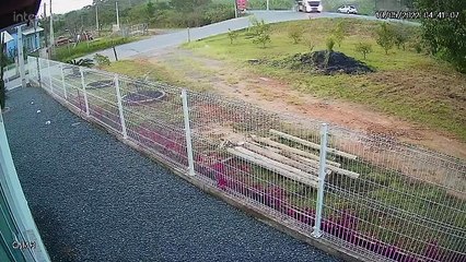 Acidente entre caminhão e carro mata motorista em Navegantes
