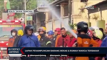 Lapak Penampungan Barang Bekas dan Rumah Warga Terbakar