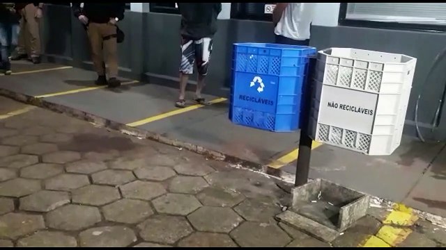 Indivíduos envolvidos em roubo de caminhonete são levados até a delegacia