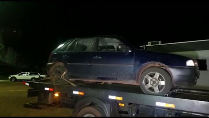 Veículo Volkswagen Gol utilizado em confronto com a polícia é levado até a delegacia