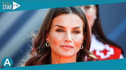 Letizia d'Espagne abdos apparents dans une robe fushia un brin coquine