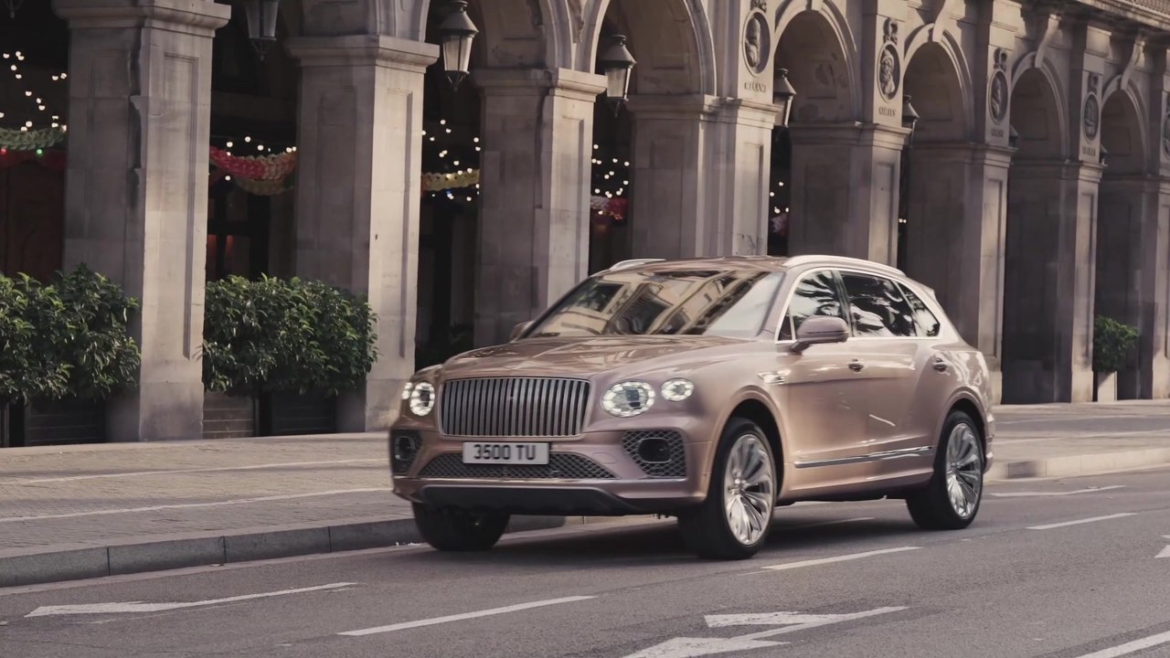 Der Bentley Bentayga Extended Wheelbase - Innenraumgestaltung - handgefertigte Details mit nahtlos integrierten Technologien