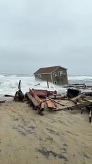 Dev dalgalar yazlık evi böyle yuttu