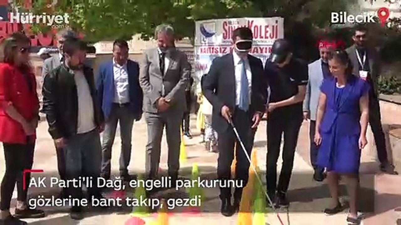 AK Parti'li Dağ, engelli parkurunu gözlerine bant takıp, gezdi