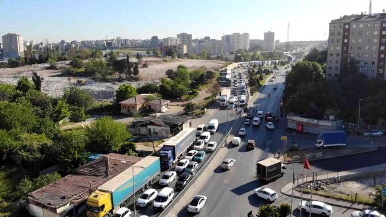 Ataşehir'de yolu kilitleyen tır trafiği 10 gündür devam ediyor, "Bir ülkeden bir ülkeye bir günde gidiyoruz, ama burada bir günde gümrüğe giremiyoruz"