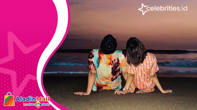 Kaki Fuji Keram saat Bermain Bersama Thariq Halilintar di Pantai