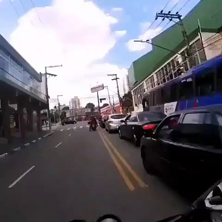 Il aide un scooteriste en galère avec son coffre de rangement mais ça finit mal quand même