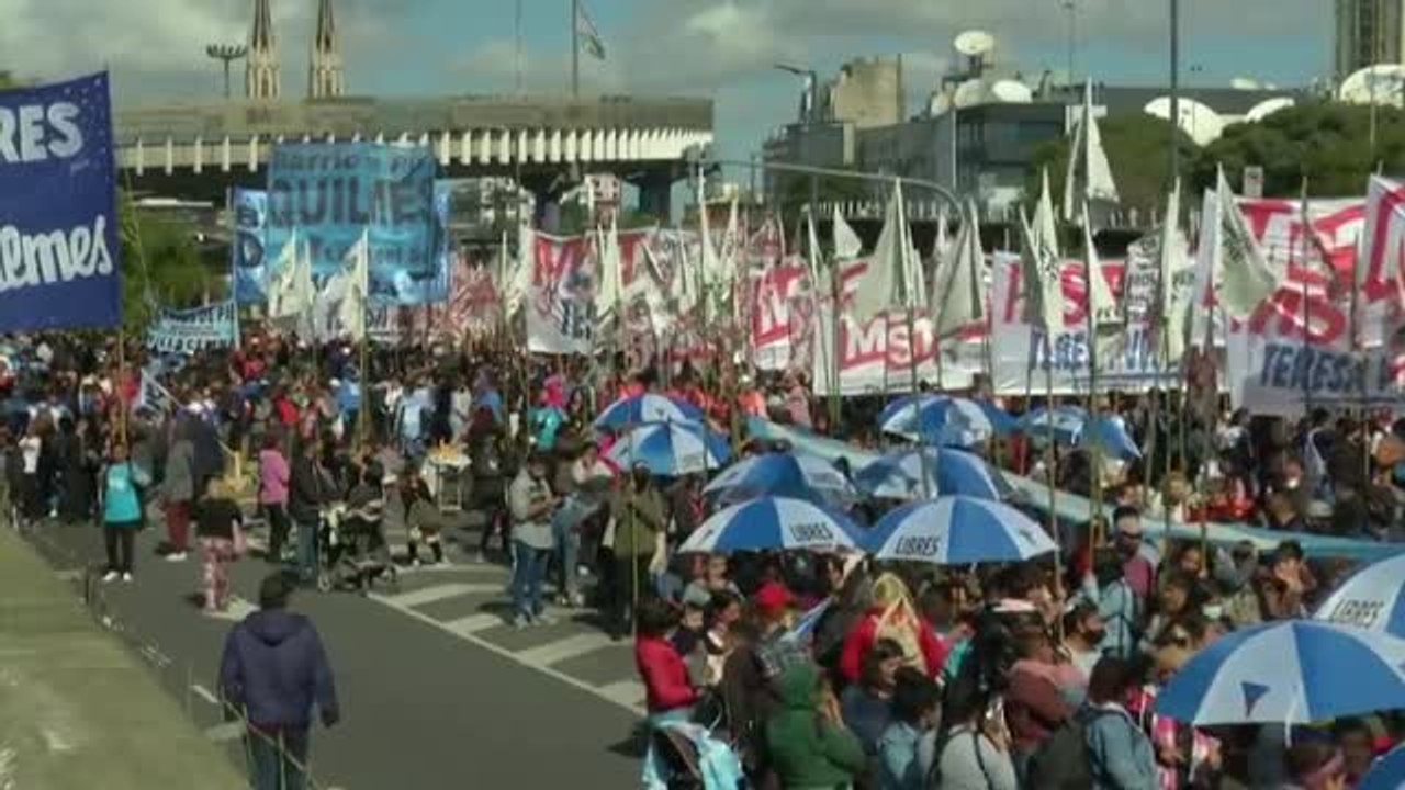 Protestas por las calles de Argentina contra las políticas del gobierno y el FMI