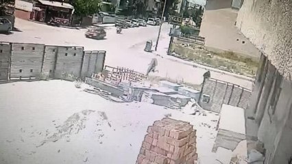 Kadının boynundaki kolyenin çalınması güvenlik kamerasında