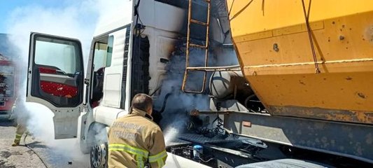 Seyir halindeki tır alev aldı, sürücü son anda kurtuldu