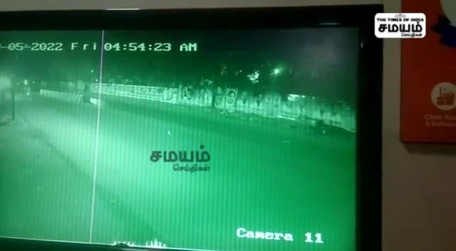 மதுரையில் பரபரப்பு; உரமூட்டை லாரி தடுப்பு சுவரில் மோதி விபத்து; சிசிடிவி காட்சிகள்!