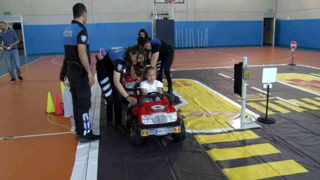 Ataşehir'de anaokulu öğrencilerine trafik eğitimi