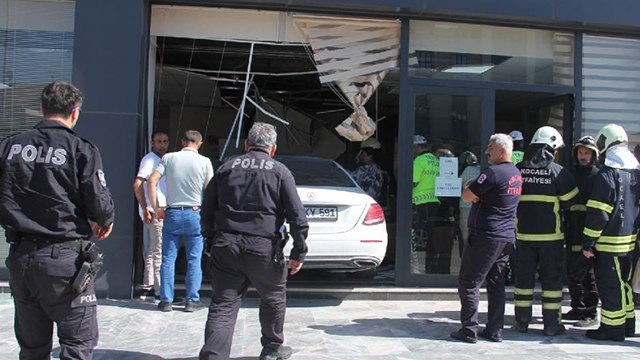 Kontrolden çıkan lüks otomobil, vergi dairesine daldı