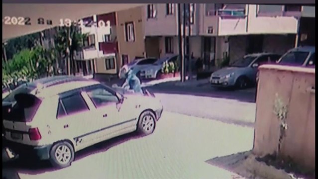 TIR elektrik direğini devirdi, anne ve çocukları kıl payı kurtuldu