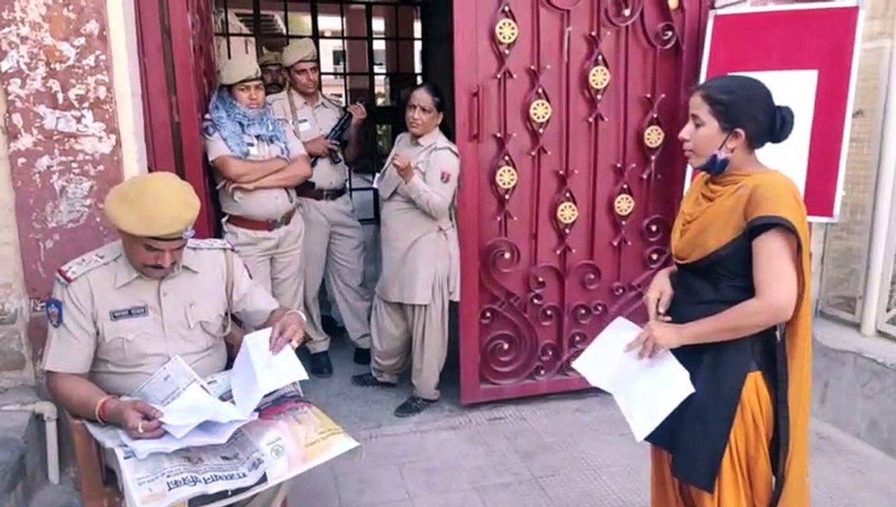 Constable Exam - कांस्टेबल भर्ती परीक्षा देने आ...