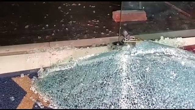 Após tentativa de arrombamento ontem (12), indivíduos quebram porta de loja no Centro