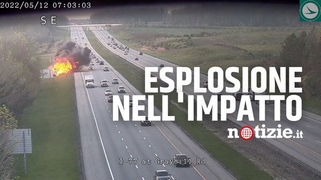 Usa, incredibile incidente stradale in Ohio: esplosione dopo lo scontro tra mezzi