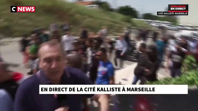 Morandini Live en direct de la cité Kalliste à Marseille: Contre l’avis de certains habitants, Jean-Marc Morandini entre dans un hall d’immeuble où se déroule le trafic de drogue et monte dans les étages - VIDEO