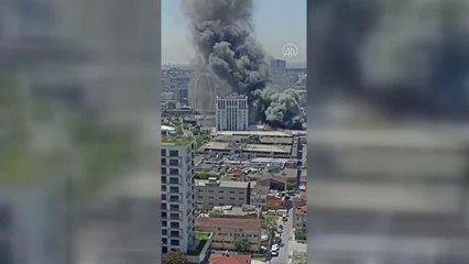 Son dakika haberi! Bağcılar'da fabrikada çıkan yangına müdahale ediliyor (1)
