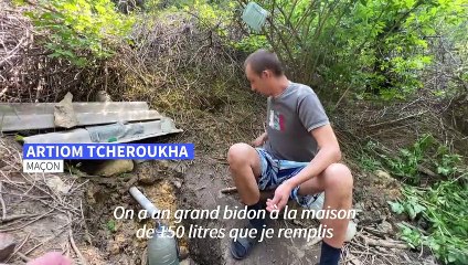 Dans l'est de l'Ukraine, une source d'eau naturelle pour seule planche de salut