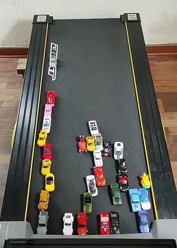 Quelle petite voiture remportera la course du tapis roulant ?