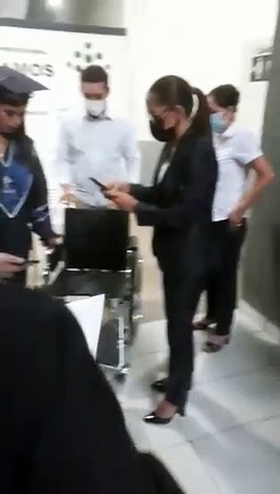 Se le rompió la fuente en plena graduación, recibió el título y se fue a dar a luz