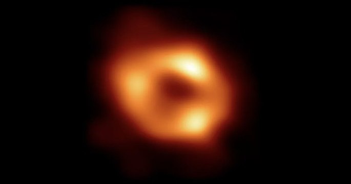 Des astronomes dévoilent la première image du trou noir du centre de la Voie lactée