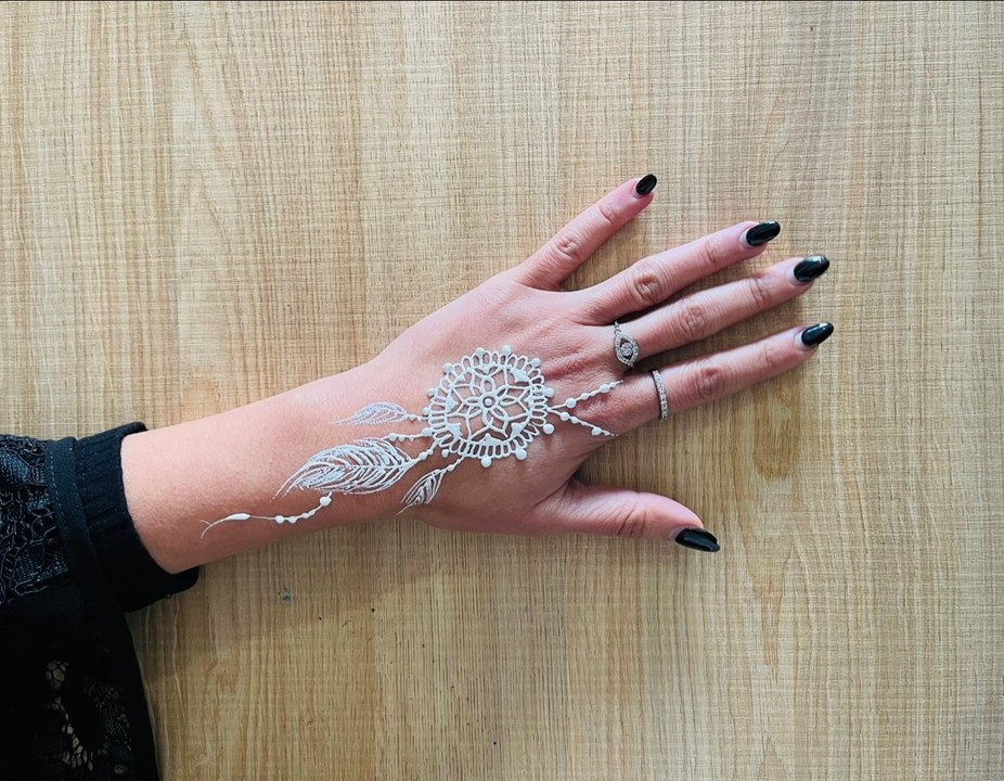 نقش حناء أبيض