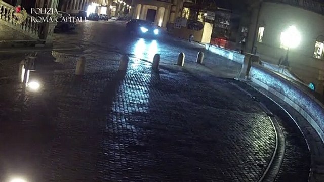 Danni alla Scalinata a Trinità dei Monti: identificato l’autista della Maserati