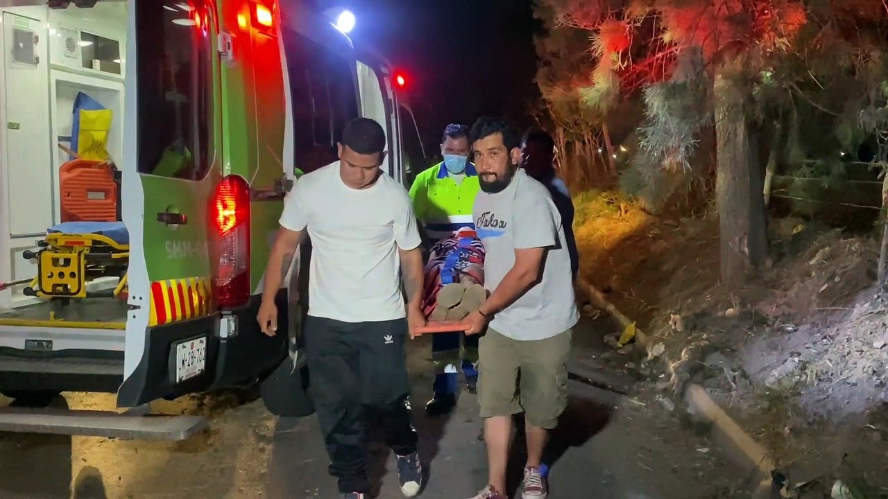 Familiares intentaron esconder el automóvil de una mujer que terminó volcando su auto en Tlajomulco