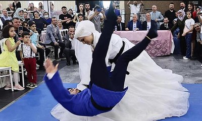 لاعبة جودو تطرح عريسها أرضاً في حفل الزفاف