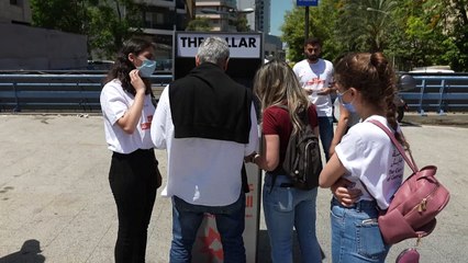 ناشطون لبنانيون يطلقون أوراقاً نقدية وهمية تنديداً بالفساد