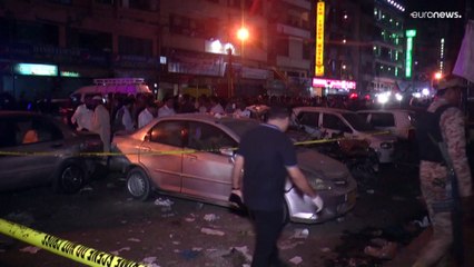 بدون تعليق: سيارات مدمرة بعد تفجير عبوة ناسفة في كراتشي ومقتل شخص وإصابة 12