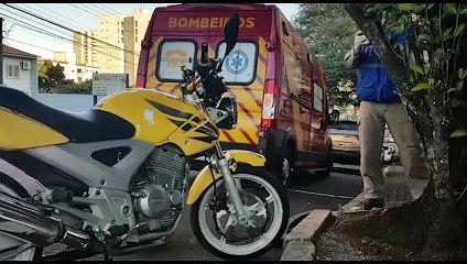 Gestante fica ferida em colisão entre carro e moto na Avenida Brasil