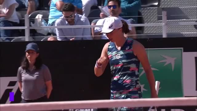 Swiatek defeats Andreescu and extends her winning streak to 26