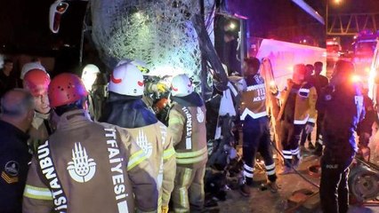 ÇATALCA'DA PARK HALİNDEKİ TIR'A ARKADAN ÇARPAN OTOBÜSÜN SÜRÜCÜSÜ DİREKSYONDA SIKIŞTI