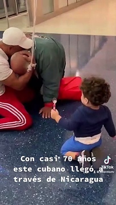 Emotivo: Cubano realiza la travesía desde Nicaragua para reencontrarse con su hijo en Miami