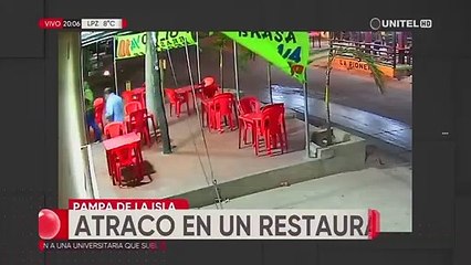 Tres asaltantes apuntan con un arma a un hombre en un restaurante y le sacan su chaleco con dinero