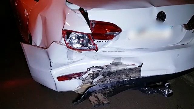 Veículos ficam bastante destruídos após forte colisão que deixou homem ferido