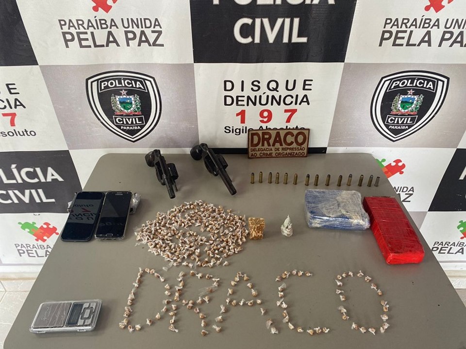 Em Pombal, quatro pessoas são presas, drogas e armas apreendidas em operação da Polícia Civil
