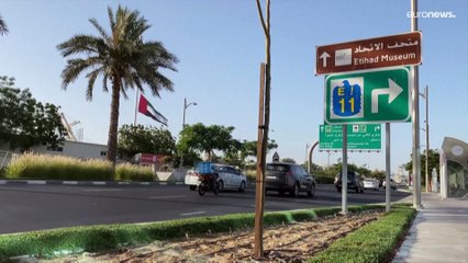 بدون تعليق: تنكيس علم الدولة في الإمارات العربية المتحدة حدادا على رئيسها