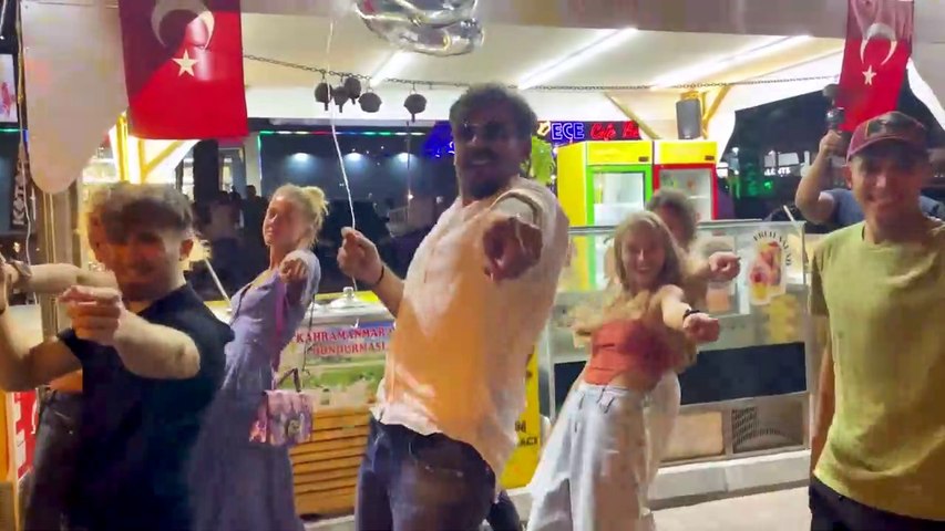 Çılgın Dondurmacı TikTok'ta 12 Milyon Takipçiye Özel Sürpriz Şov