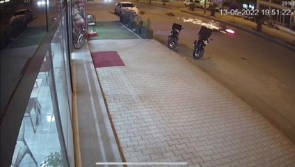 Son dakika haberleri! MOTOSİKLETLİNİN BİSİKLETE ÇARPTIĞI KAZA KAMERADA