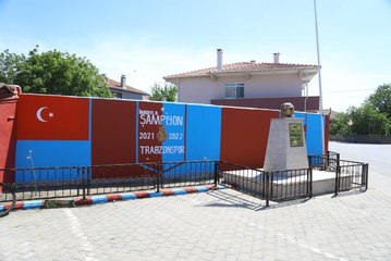 Tekirdağ'da 19 yıldır aynı duvar şampiyon takımın renkleriyle boyanıyor