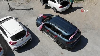 Boşanma davasına 'gelin arabası' gibi süslediği araçla gitti