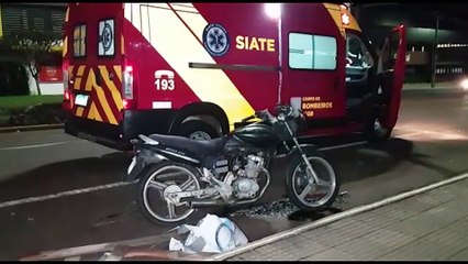 Piloto de motocicleta invade calçada e sofre queda na Av. Carlos Gomes