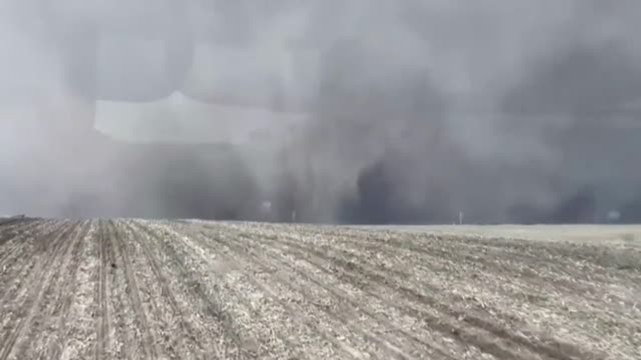 Un granjero de EEUU graba desde su tractor una devastadora tormenta de arena