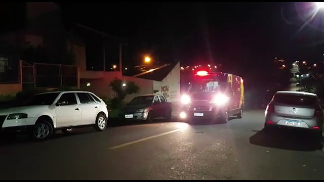 Durante confusão em bar, mulher que não estava envolvida na briga cai e sofre suspeita de fratura