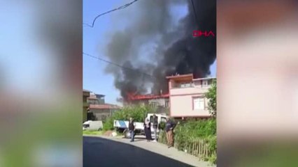 İSTANBUL-ÜMRANİYE'DE 2 KATLI BİNANIN ÇATISI ALEV ALEV YANDI