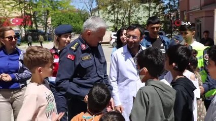 İşitme engelli öğrenciler jandarma ile doyasıya eğlendi